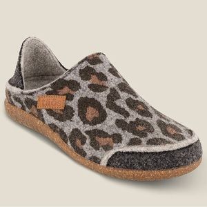 Taos Convertawool in Charcoal Leopard Print